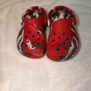 Crocs Classic Marbled Clogs in the red and black 7C